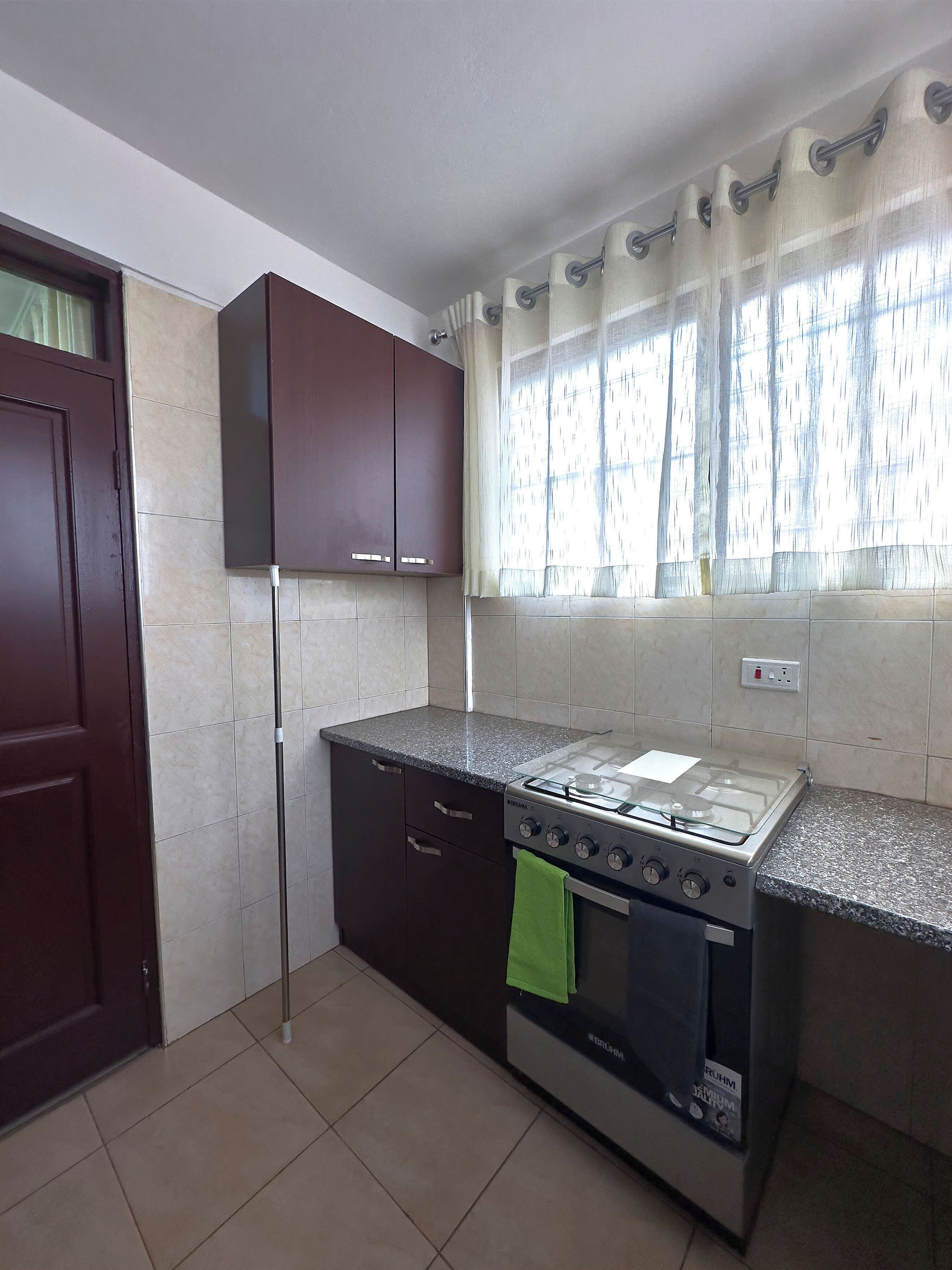 Refrigerador con congelador, microondas, horno y parrilla de estufa 