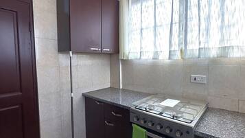 Refrigerador con congelador, microondas, horno y parrilla de estufa