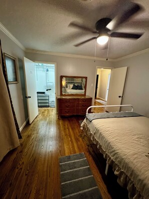 3 bedrooms, desk, iron/ironing board, free WiFi