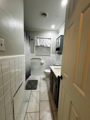 Shower, towels, soap, toilet paper - 3 Mi to Saracen Landing! Family Getaway w/ Deck (Pine Bluff)