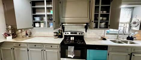 冷蔵庫、電子レンジ、オーブン、コンロ