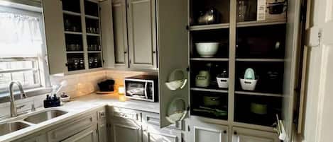 冷蔵庫、電子レンジ、オーブン、コンロ