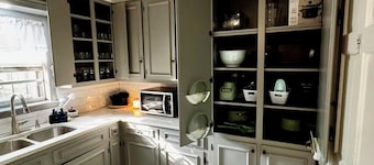 3 Mi to Saracen Landing! Family Getaway w/ Deck