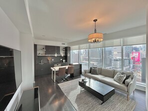 Smart TV - Sun-Filled Trendy Historic Condo with Gym (Toronto)