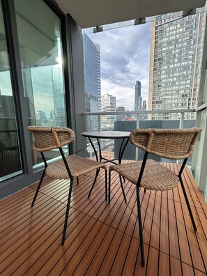 Outdoor dining - Sun-Filled Trendy Historic Condo with Gym (Toronto)
