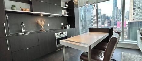 Réfrigérateur, four à micro-ondes, un four, surface de cuisson