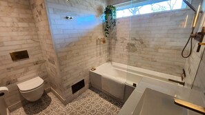 Shower, towels, soap, toilet paper - World Cup Home Base - Walk to Downtown OP - Sauna + 3BR Retreat (Overland Park)