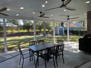 Outdoor dining - Fabulous 5 Bedroom Elegance Near LSU -Single Level home with Mother-in-Law suite (Baton Rouge)