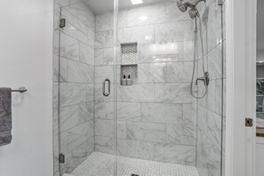 Een douche, een haardroger, handdoeken, zeep