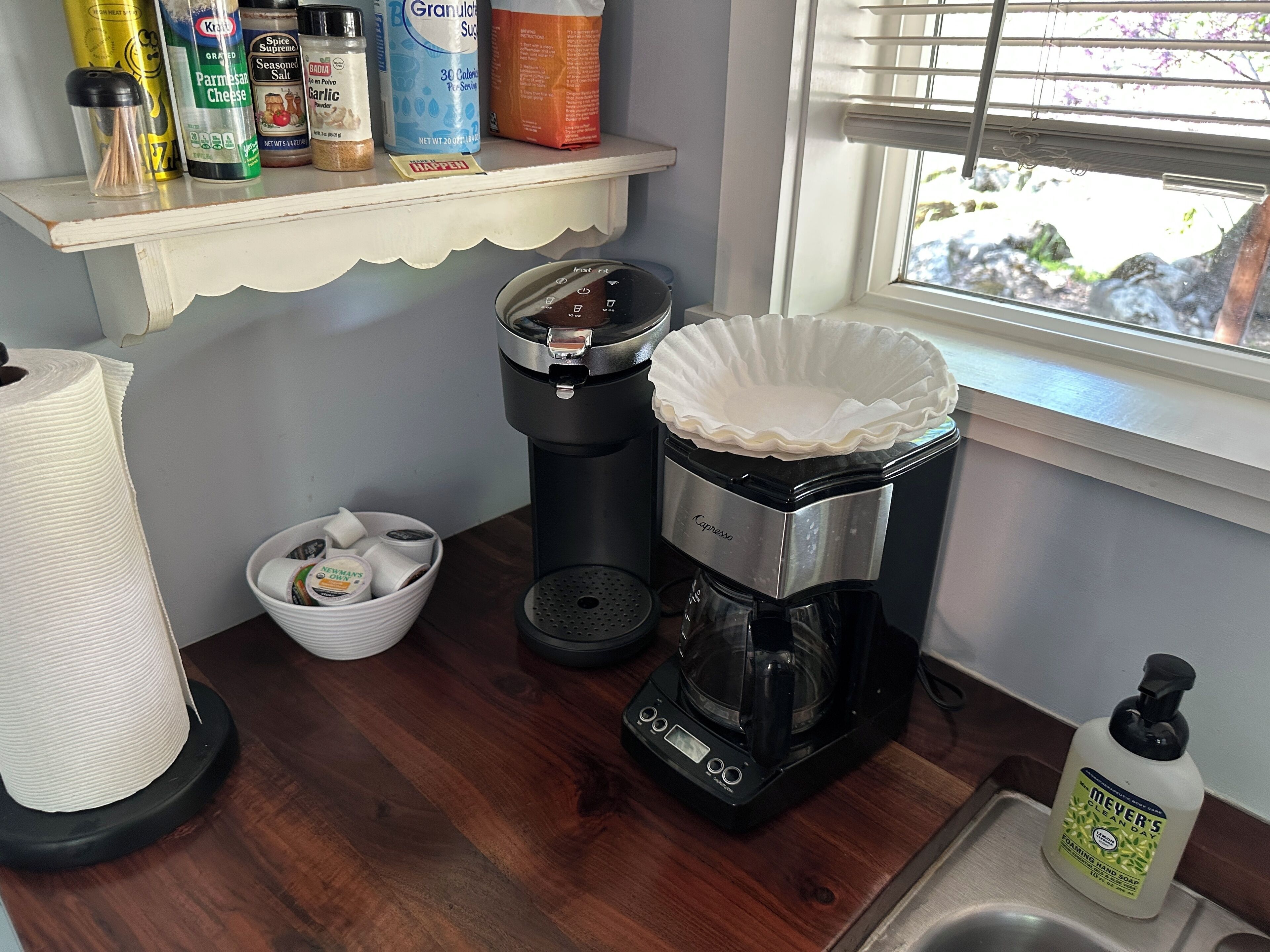 Cafetera y tetera, refrigerador, microondas y horno 