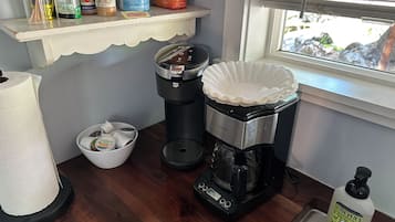 Cafetera y tetera, refrigerador, microondas y horno