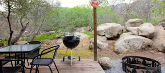 Sequoia Studio Retreat! Cozy Hut for up to 3 Guests - Close to Park - WiFi & AC