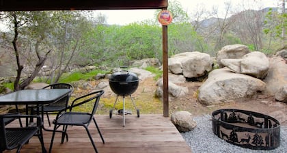 Sequoia Studio Retreat! Cozy Hut for up to 3 Guests - Close to Park - WiFi & AC