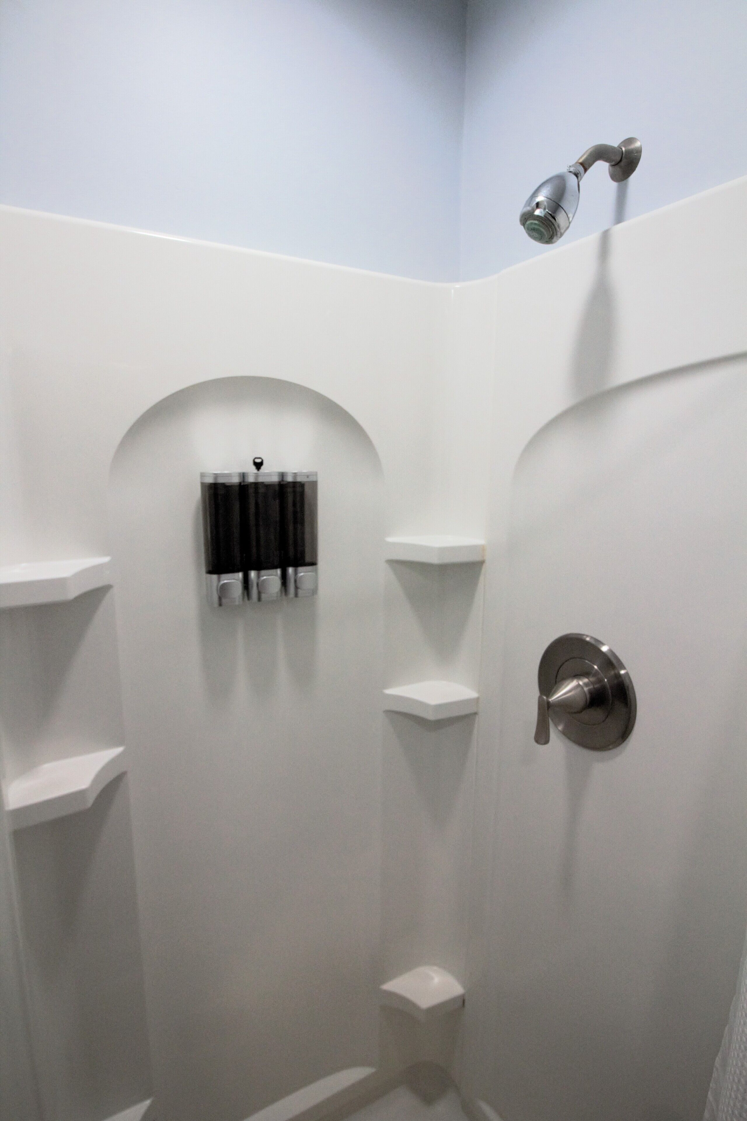 Douche, sèche-cheveux, serviettes fournies, savon