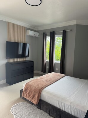2 bedrooms, iron/ironing board, WiFi, bed sheets - Luxury Oasis Penthouse (Mandeville)