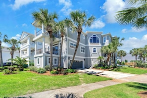 Exterior - Exclusive Pvt Beach, Free chairs, Sleeps 24, Pool, Chef-ready (Destin)