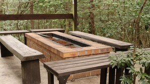 A picnic area with a brick grill and wooden benches. - Heart Land Hills In Noto 11 Akogare No Log House (Shika)
