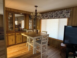 Dining - Enjoyable 2-bedroom cabin in castle mountain community. (Garden Valley)
