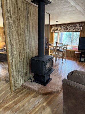 Living area - Enjoyable 2-bedroom cabin in castle mountain community. (Garden Valley)