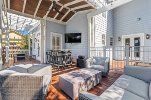 Outdoor dining - The Fitzgerald Mansion l Luxury l Pool & Spa (St. Augustine)