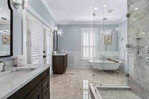 Shower, hair dryer, towels, shampoo - The Fitzgerald Mansion l Luxury l Pool & Spa (St. Augustine)