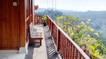 Deluxe Double Room, 1 Queen Bed, Balcony, Hill View | WiFi (free)