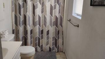 Serviettes fournies, papier toilette