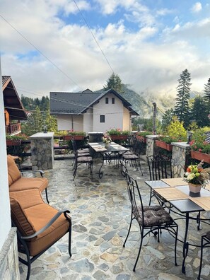 Outdoor dining - Villa Alisio w. Sauna, Jacuzzi, Gym, BBQ (Sinaia)