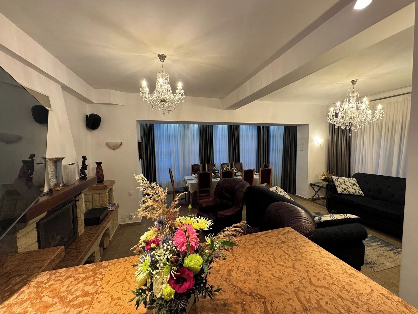 Smart TV, chimenea, libros