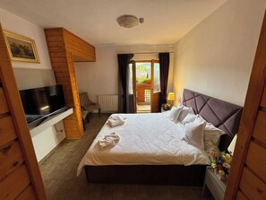 5 bedrooms, iron/ironing board, free WiFi, bed sheets