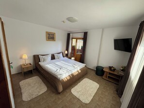 5 bedrooms, iron/ironing board, free WiFi, bed sheets