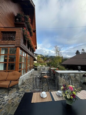 Outdoor dining - Villa Alisio w. Sauna, Jacuzzi, Gym, BBQ (Sinaia)