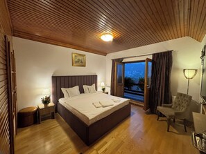 5 bedrooms, iron/ironing board, free WiFi, bed sheets