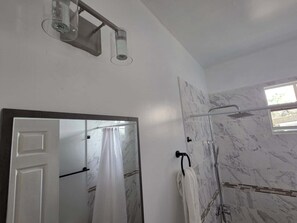 Douche, sèche-cheveux, serviettes fournies, savon