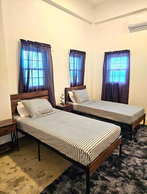 3 bedrooms, iron/ironing board, internet, bed sheets