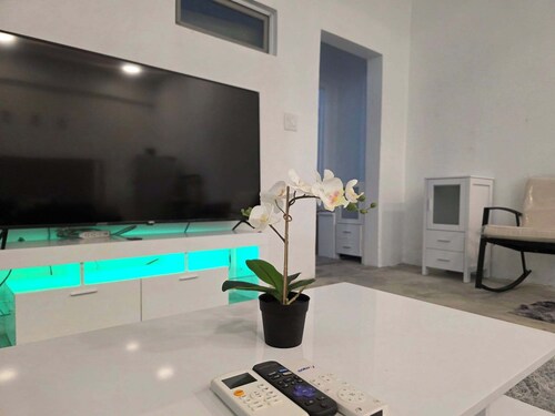 Stunning 3-bedroom Villa Suite with Ocean views, AC, & Pool, near the Beach