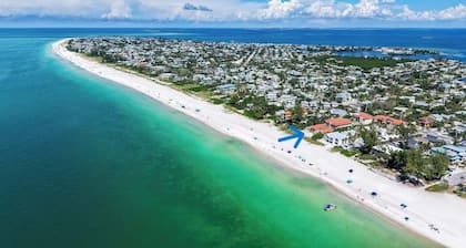 3B Condo on Holmes Beach! Heated Pool Beach Access