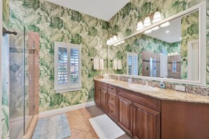 Shower, hair dryer, towels, shampoo - Oceanview 3B Resort Condo & Direct Beach Access (Holmes Beach)