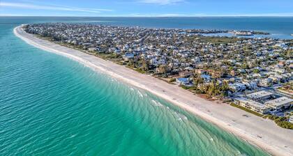 Large Beachfront 3B Condo | Heated Pool & Hot Tub