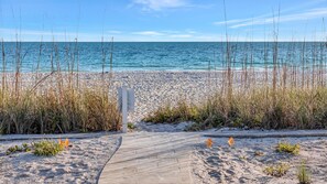 On the beach - Oceanview 3B Resort Condo & Direct Beach Access (Holmes Beach)
