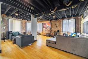 TV - Spacious Home | Steampunk Style and Modern Comfort (Detroit)