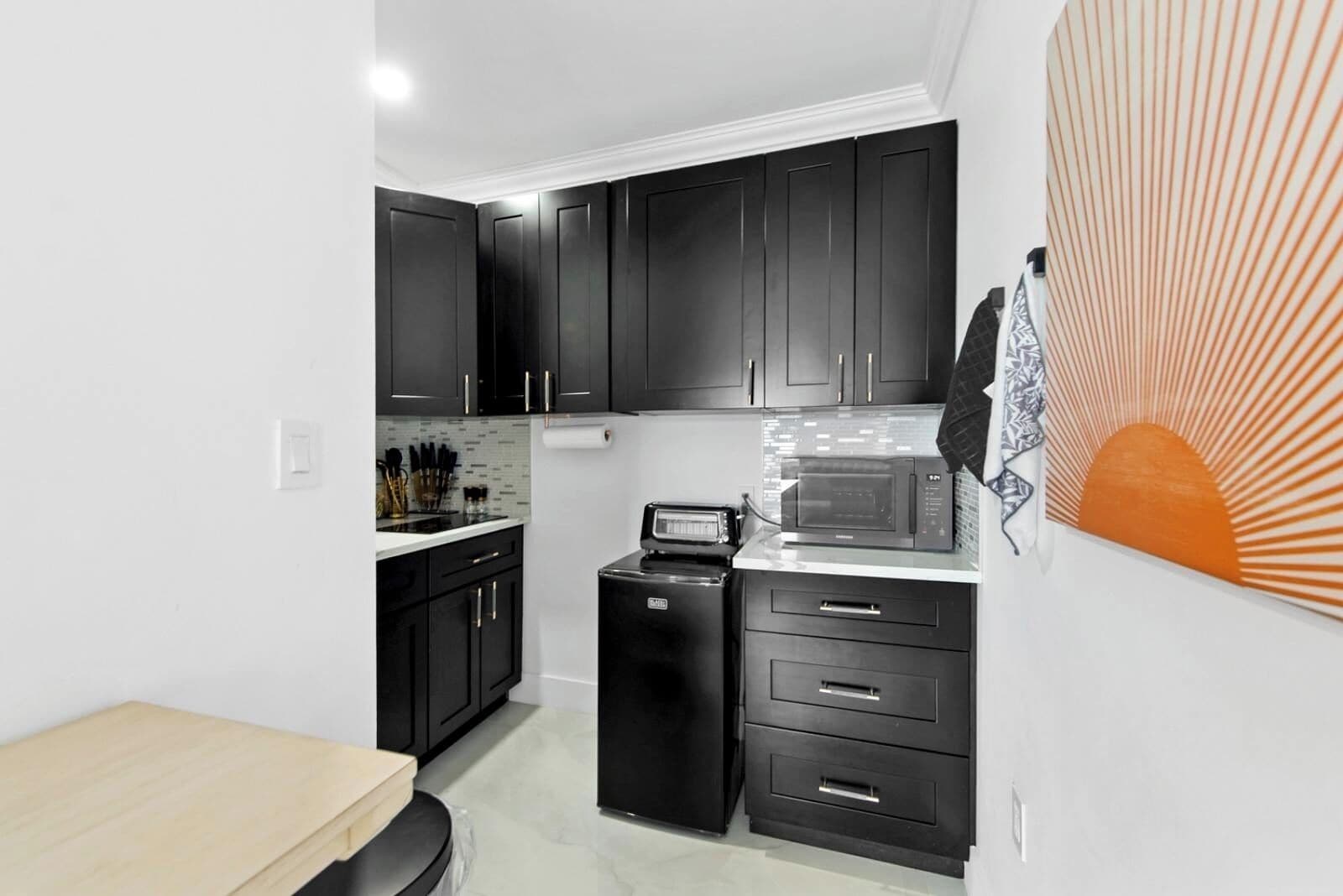 Kylskåp, mikrovågsugn, spishäll och kaffe- och tebryggare