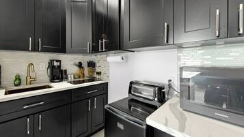 Kühlschrank, Mikrowelle, Herdplatte, Wasserkocher mit Kaffee-/Teezubehör