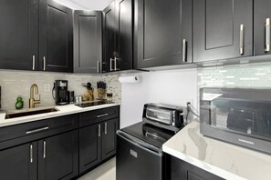 Réfrigérateur, micro-ondes, plaque de cuisson, cafetière/bouilloire