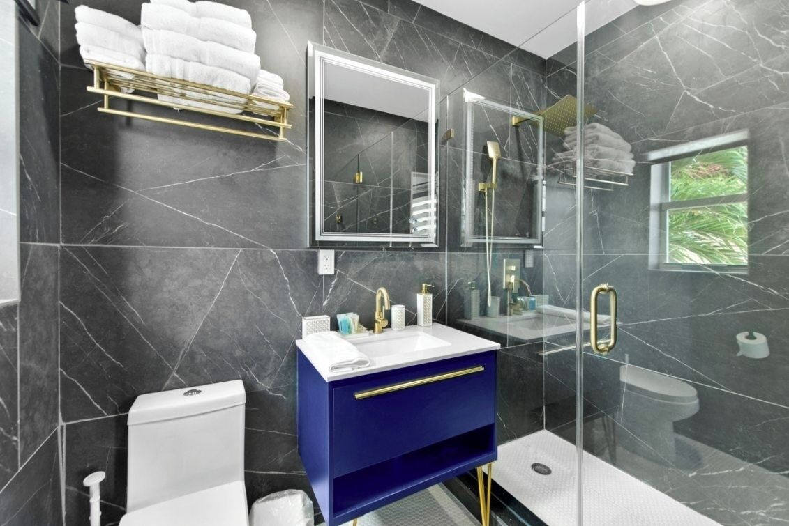 Sèche-cheveux, serviettes fournies