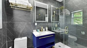 Sèche-cheveux, serviettes fournies