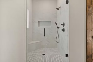 Douche, sèche-cheveux, serviettes fournies, savon