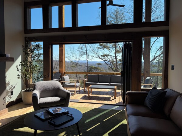 Smart TV - Modern home with Mountain Views, Hot Tub, EV outlet, Family and Dog friendly, (Mineral Bluff)