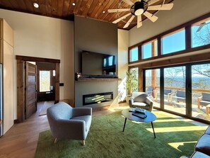 Smart TV - Modern home with Mountain Views, Hot Tub, EV outlet, Family and Dog friendly, (Mineral Bluff)