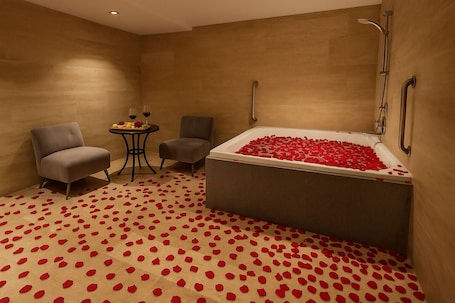 Shower, eco-friendly toiletries, hair dryer, towels. Suite Covadonga Toronja
